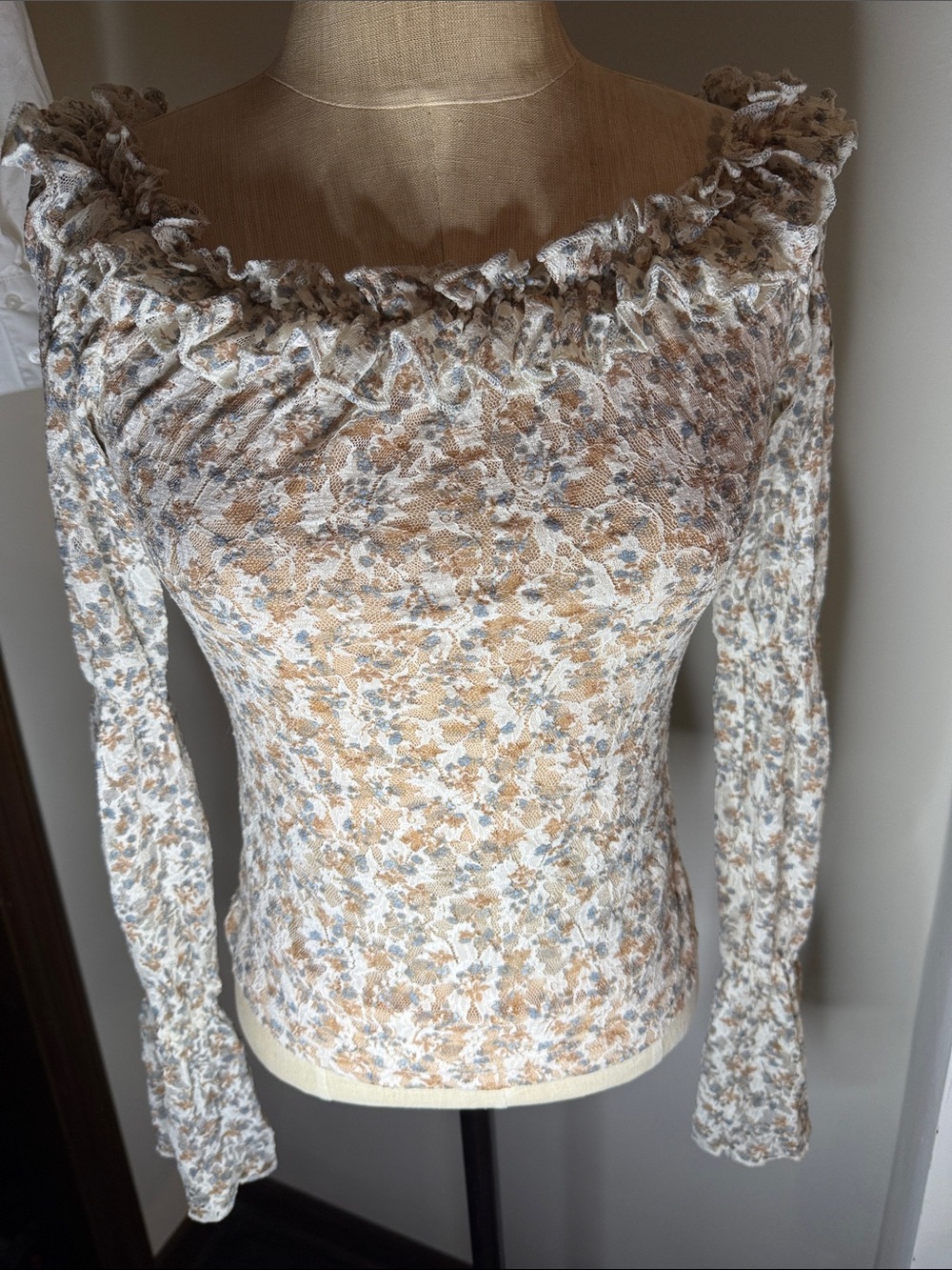Spiegel Floral Off-the-Shoulder Ruffle Sweater - Cream & Tan